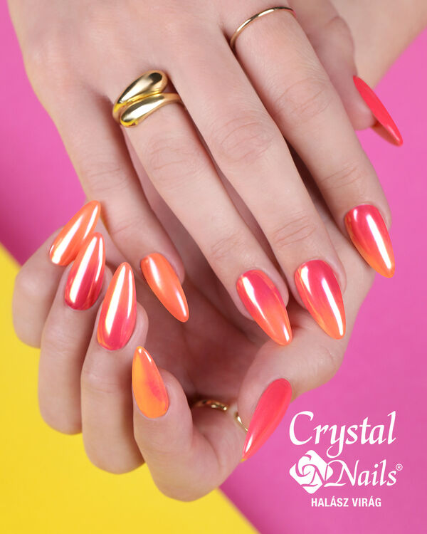Summer ombre with mirror-shine chrome powder